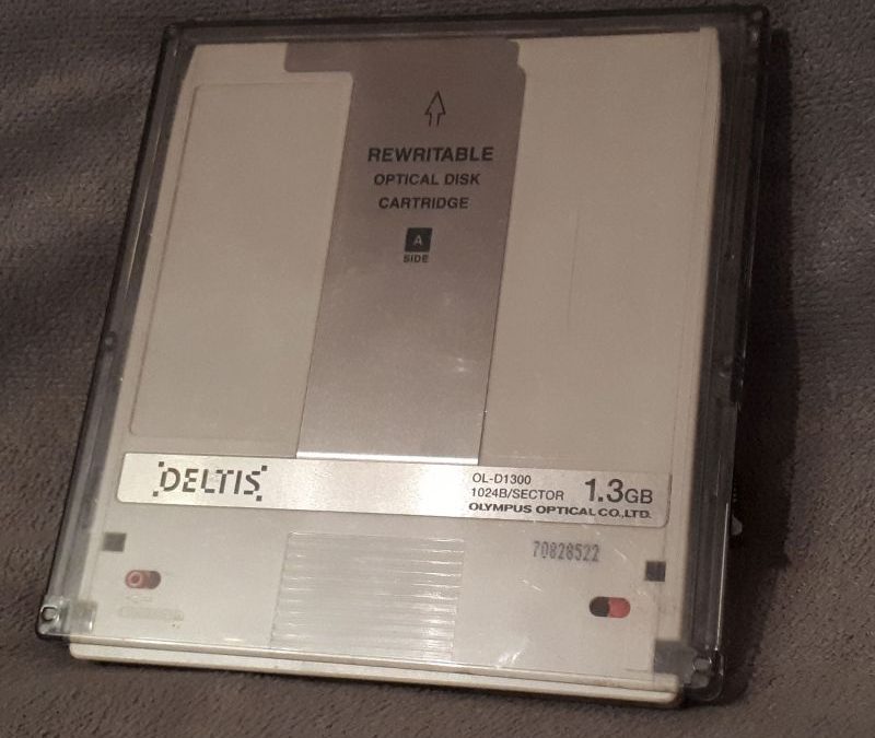 Optički RW disk u ulošku (cartridge) (1987.)